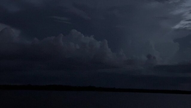 Wetterleuchten am Rio Negro