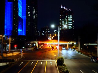 Fototapeta na wymiar 西新宿の道路。夜景。ジオラマ風の写真。