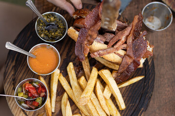 HOT DOG CON TOCINO Y PAPAS FRITAS 