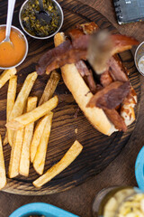 AGUACATE HOT DOG CON TOCINO Y PAPAS FRITAS 