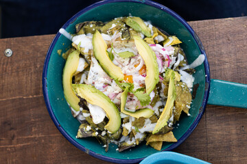 CHILAQUILES CON HUEVO AGUACATE Y TORTILLA MORADA 