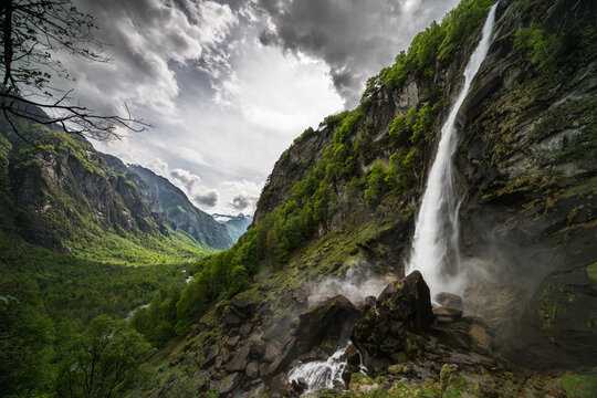 Wasserfall mit Talsicht II