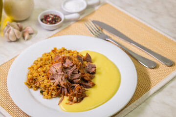 pulled meat with mashed potatoes and legumes