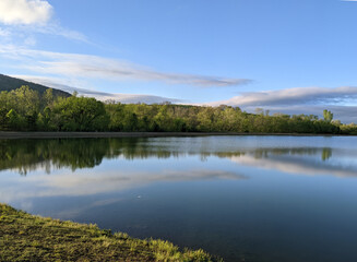 Fototapeta na wymiar Lakeside morning in a small lake east of Green Mountain in Huntsville, alabama