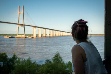 Mujer admirando vistas del Río Paraná desde la ciudad de Rosario