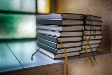 Święta księga leży na ławie w kościele do mszy. Biblia. - obrazy, fototapety, plakaty