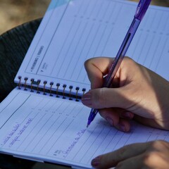 Mulher fazendo anotacões em planner - Woman taking notes on planner