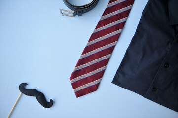 Conceito de celebração do dia dos pais. Vista superior plana de gravata elegante bigode de papel...