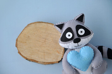 guaxinin em toco de madeira, conceito de preservação ambiental e sustentabilidade 