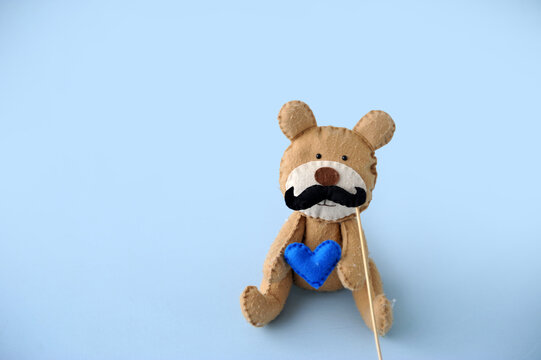 urso com bigode, feliz dia dos pais, espa&ccedil;o para texto em fundo azul