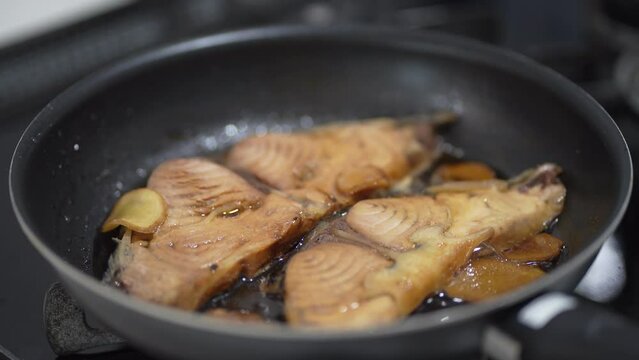 	マグロ頭肉の煮付けを作る様子
