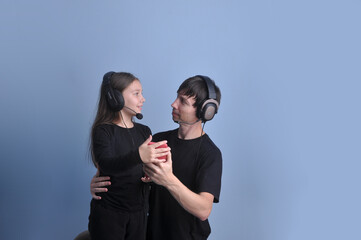 pai e filha com celular se divertindo juntos 