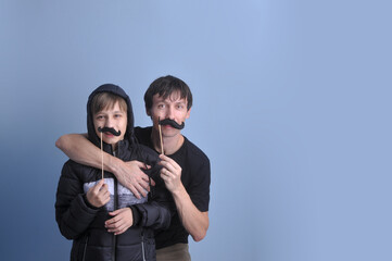 pai e filho brincando com bigodes, diverção no dia dos pais 
