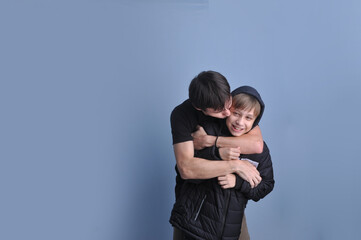 pai e filho brincando juntos, feliz dia dos pais 