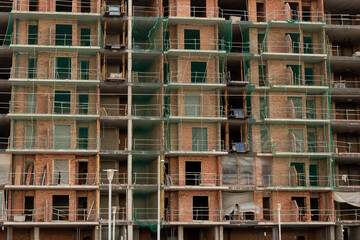 Fototapeta premium Edificio de viviendas en construccion en una ciudad