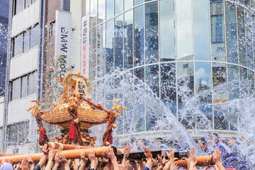 水掛け祭りの神輿　東京祭り