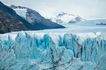 Fototapeta na wymiar Scenic view of glacier against mountain range