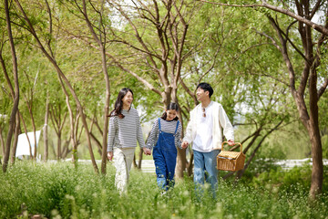 한강공원으로 피크닉을 가고있는 가족