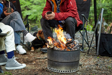 캠핑장에서 모닥불을 피우는 친구들 © stciel