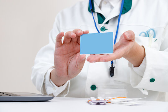 カードを持って見せる医師、薬剤師。申請や電子薬歴、電子処方イメージ