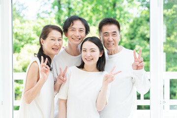 笑顔でピースサインをする家族