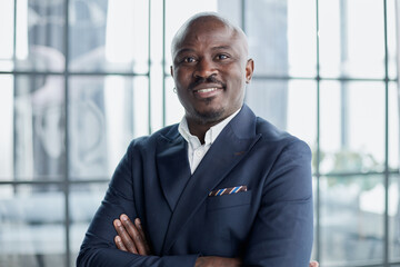 Fototapeta premium Handsome african american executive businessman in modern office