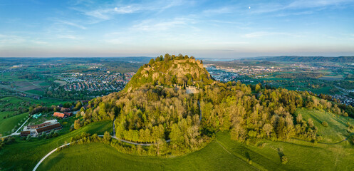 Luftbild-Panorama vom Vulkankegel Hohentwiel mit der Burgruine von der Abendsonne angestrahlt,...