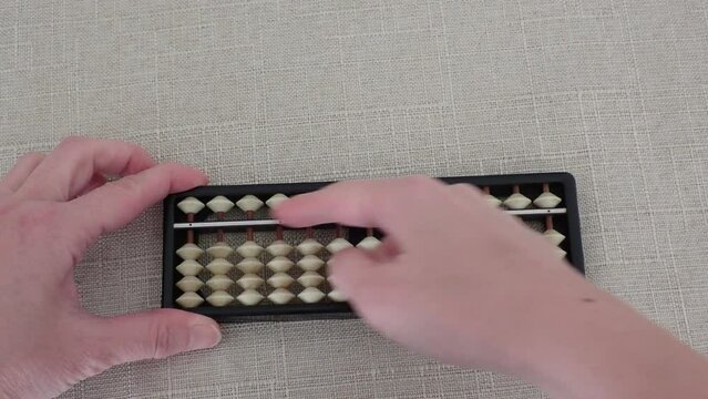 そろばんをはじく様子　ソロバン　算盤　十露盤