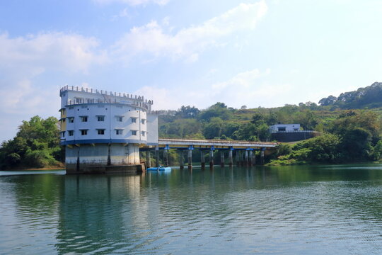View to the reservoir in front of the peruvannamuzhi (peruvannamoozhi) dam, Kuttyady (Kuttiady, Kuttyadi), Kerala, India