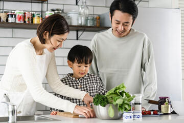 キッチンで料理をする日本人親子