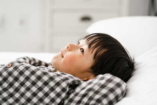 ベッドでくつろぐ日本人の男の子