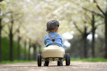 kleiner Junge mit dem Spielzeugauto im Park