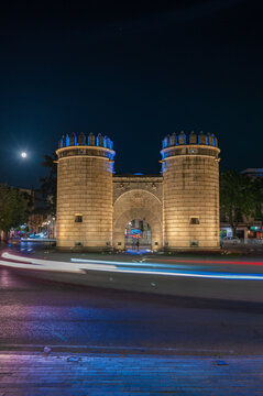 Puerta Palma de Badajoz a la noche; Puerta de Palmas, Badajoz Extremadura.	

