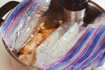 低温料理器で鶏の胸肉を調理する様子