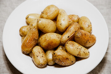 小さいサイズのメークイーン(新じゃが)のオリーブオイル揚げ煮