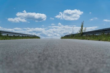 droga asfaltowa pod górę na tle nieba.