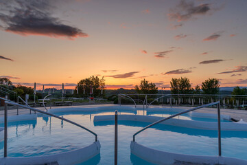 tramonto rosso sulla piscina