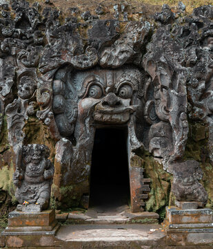 Templo Goa Gajah, Bali, Indonesia. Fotografía vertical de la cueva del elefante.