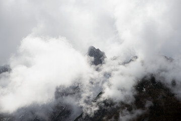 vista panoramica delle montagne contro il cielo, bellissime dolomiti in primavera, tre cime di lavaredo
