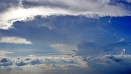 Obraz premium Bright clear blue sky with dense cloud for background, template 