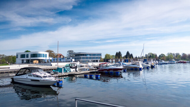 Marina Hafen mit Booten Stegen und Geb&auml;uden bei leicht bew&ouml;lktem Himmel 