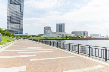 「ららぽーと豊洲」に隣接する「春海橋公園」