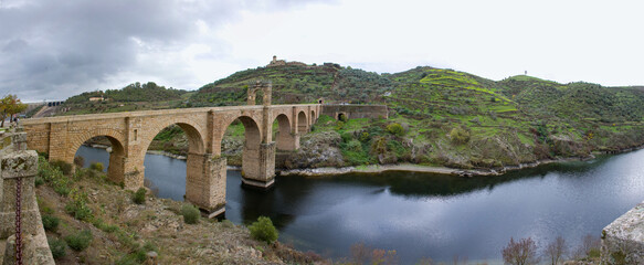 Puente de Alcántara, puente romano en arco construido entre los años 103 y 104 río Tajo, Alcántara provincia de Cáceres