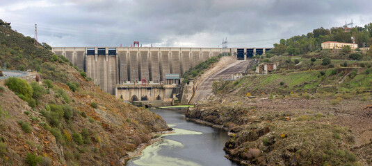 Presa Hidroelectrica de Alcantara, embalse José María Oriol-Alcántara II, rio Tajo Caceres.