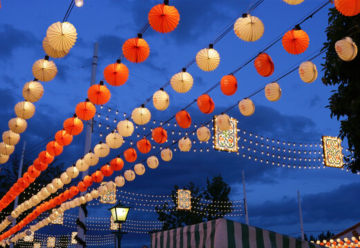 Feria de abril Sevilla, farolillos iluminados.