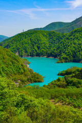 Obraz na płótnie Canvas エメラルドグリーンの色が美しいダム湖