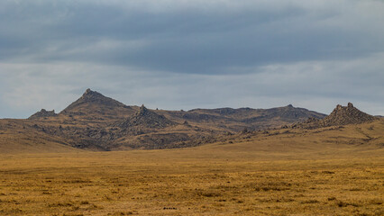 モンゴル　ホスタイ国立公園　草原と岩山