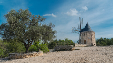 Moulin De Daudet à Fontvieille en Provence. Moulin Provençal près des Baux de Provence dans les...