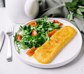 Omelet with fresh spinach and tomato salad