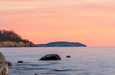 Fototapeta na wymiar herrliche Ostseeküste auf der Insel Rügen mit Blick nach Hiddensee zum orangenem Sonnenuntergang